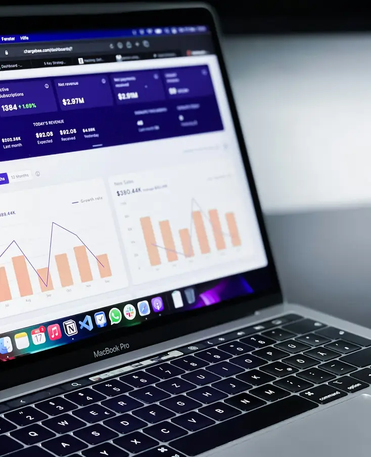 Notebook com painel de métricas